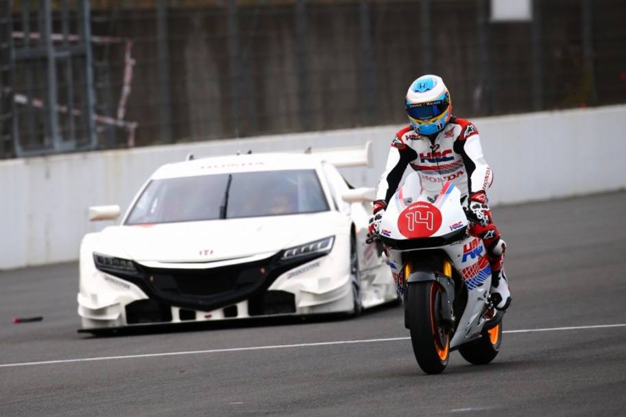 Per Alonso l&#39;emozione di provare la 213V MotoGP. Dietro di lui Marquez con la NSX Concept GT, un mostro da 650 cavalli